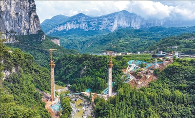 2025年8月6日，湖北省恩施市屯堡乡马者村，在海拔1579米的朝东岩下，姚家平水利枢纽工程加紧建设。（人民日报）.jpg