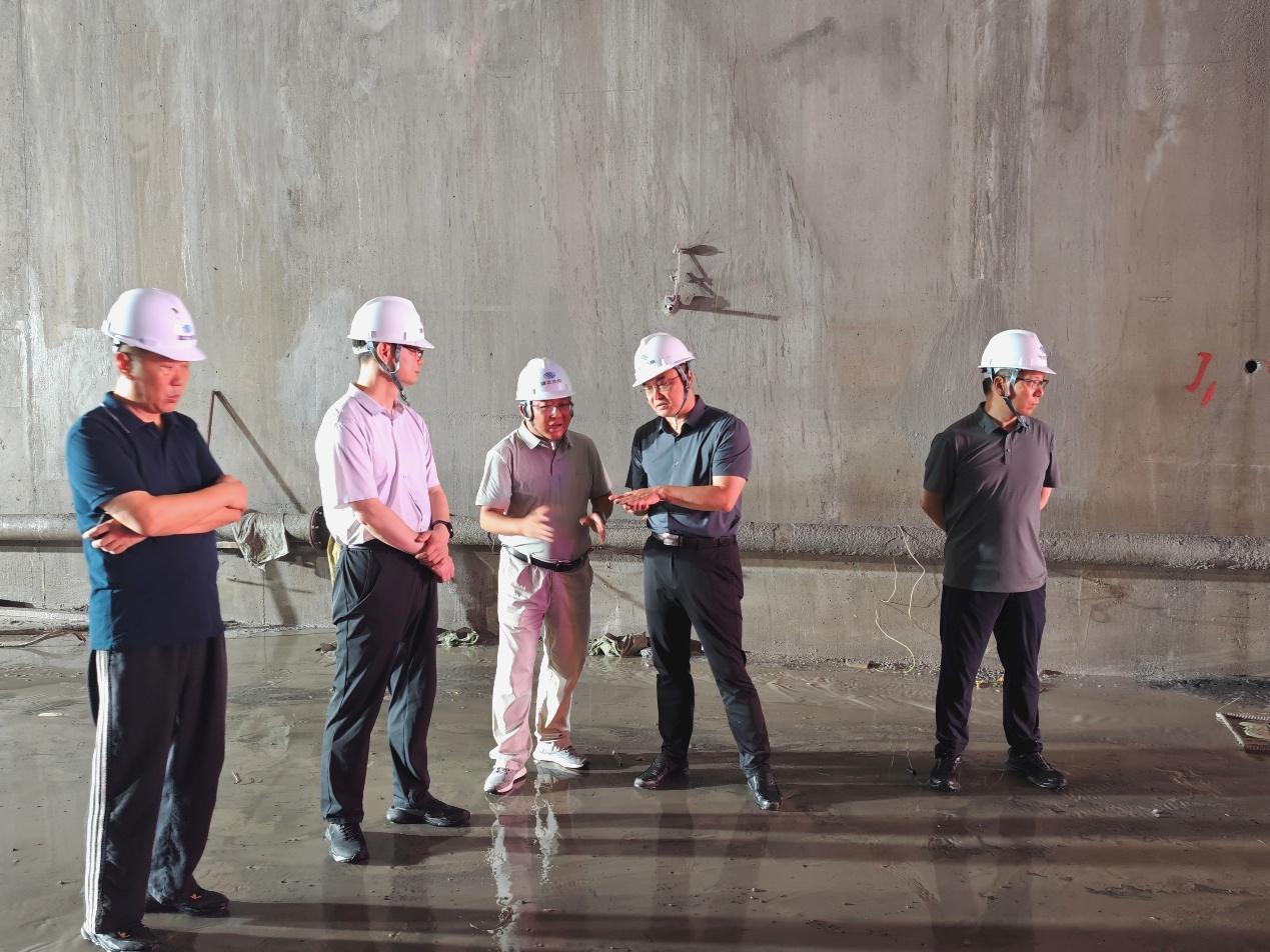 公司领导深入工程建设一线查勘指导工作.jpg