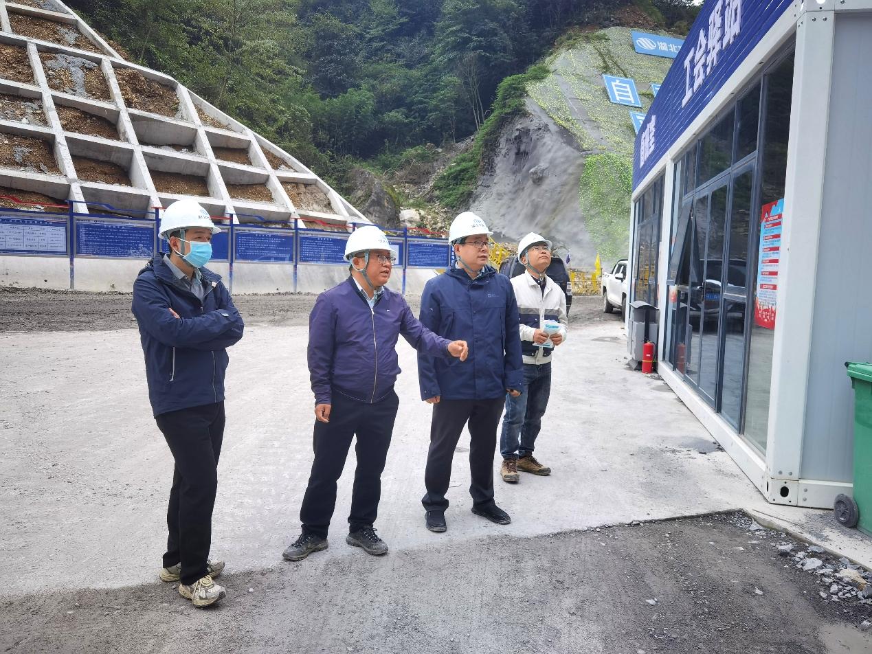 公司现场技术团队查勘工程现场提供技术服务.jpg