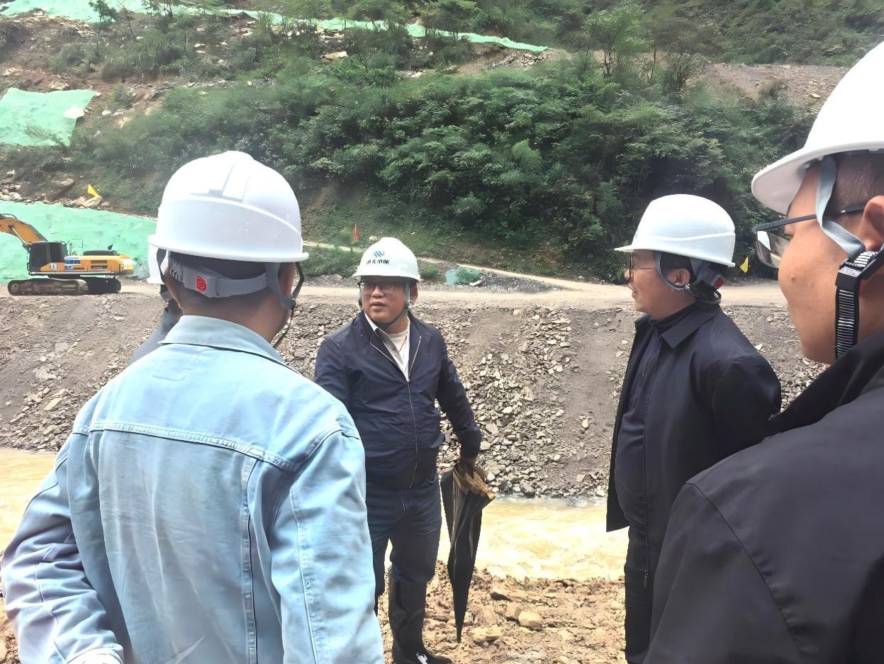 截流阶段验收，公司技术团队陪同专家查勘现场.jpg